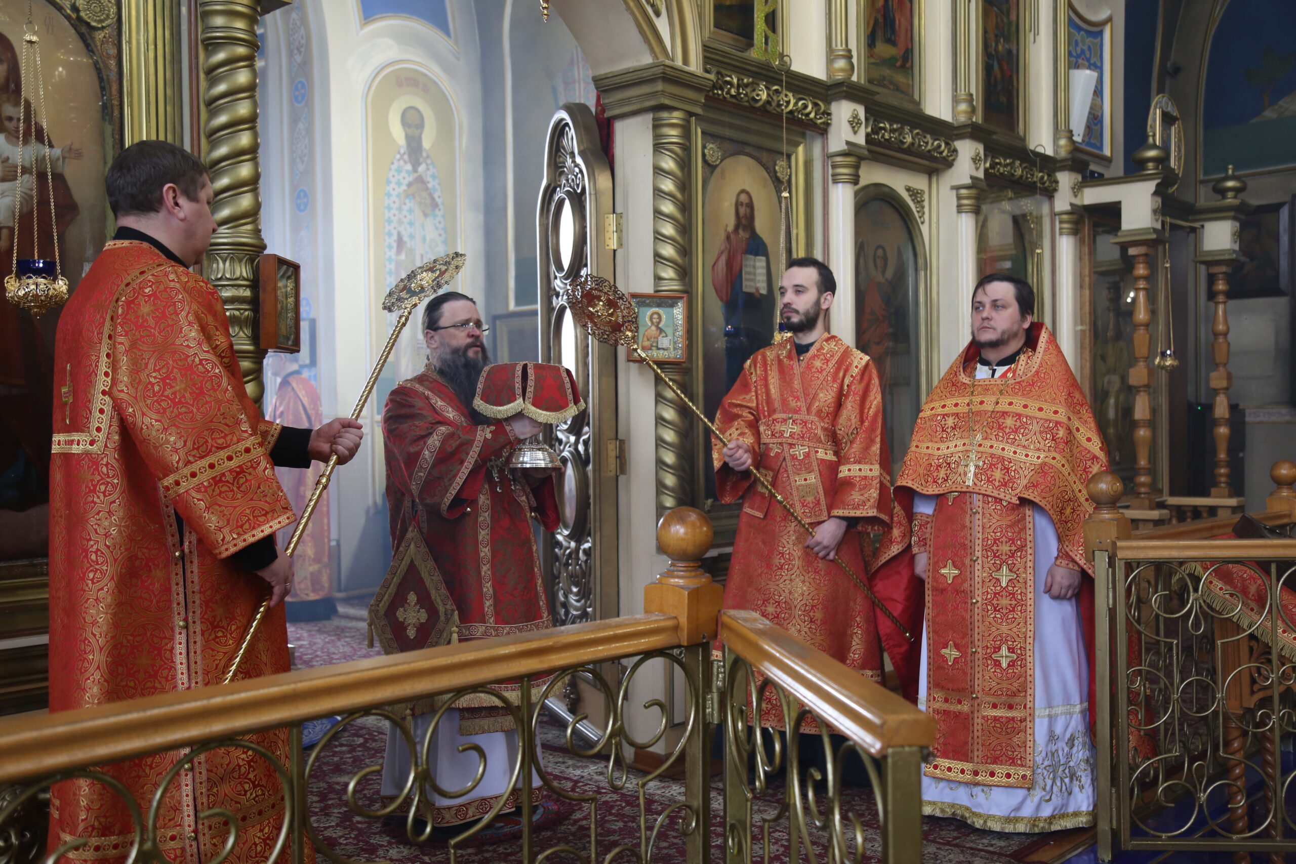 В неделю 35-ю по Пятидесятнице архиепископ Варлаам совершил Божественную Литургию в Свято-Успенском кафедральном соборе г. Махачкалы