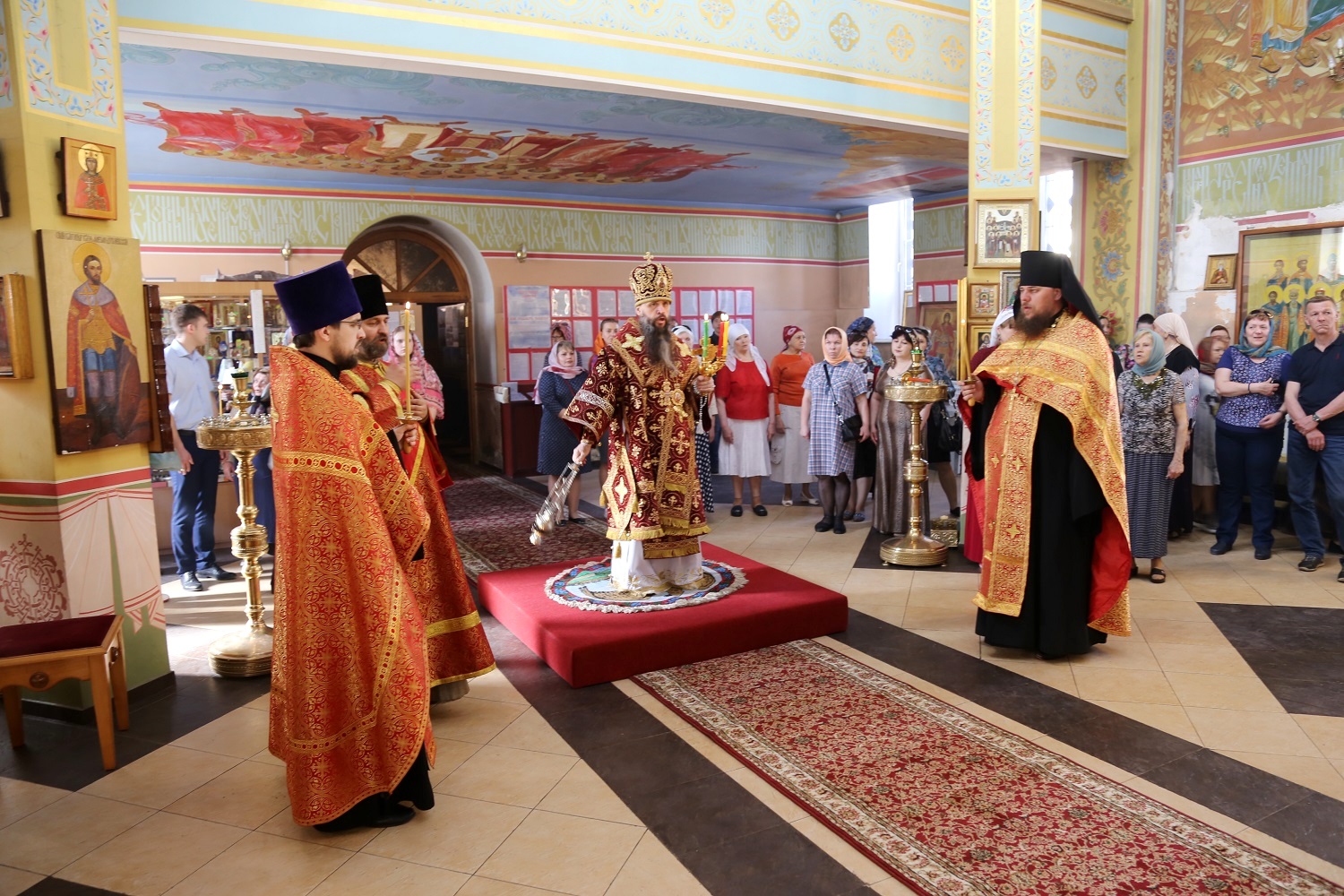 Храм архангела в грозном. Церковь Архистратига Божьего Михаила Грозный. Рождество в Грозненском храме. Рождественская служба в храме Михаила Архангела Грозный. Грозный храм Архангела Михаила Рождество.