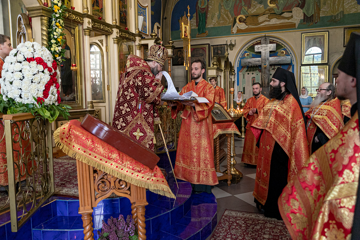 Православный храм в махачкале. Свято Успенский храм Пасха. Свято Успенский храм Тихорецк Пасха. Успенский собор Махачкала внутри. Архиепископ Варлаам Махачкалинский.